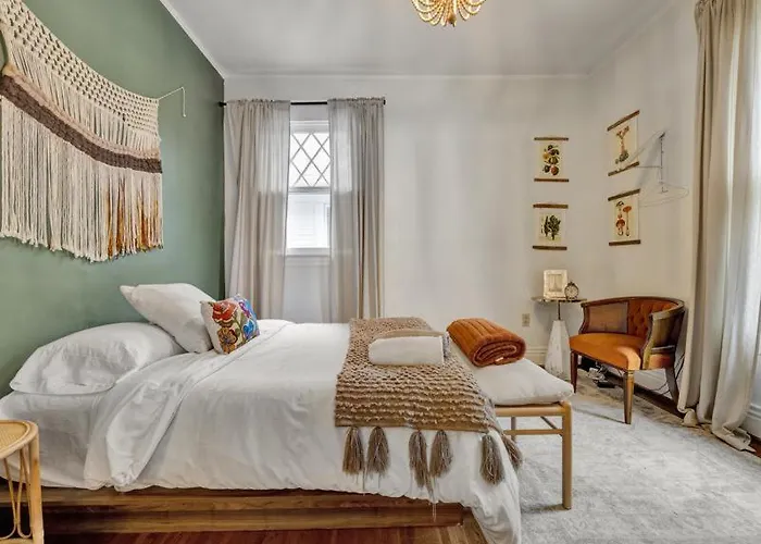 Modern 3Br Home Cozy & Pet-Friendly Retreat